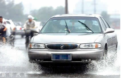 在暴雨季如何避免愛車涉水熄火